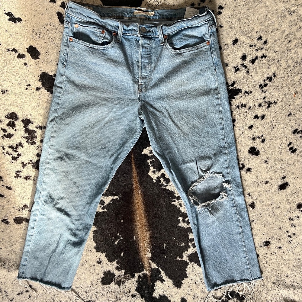 Levi Wedgie Straight 33 waist. Inseam 25” Raw hem - Picture 3 of 7